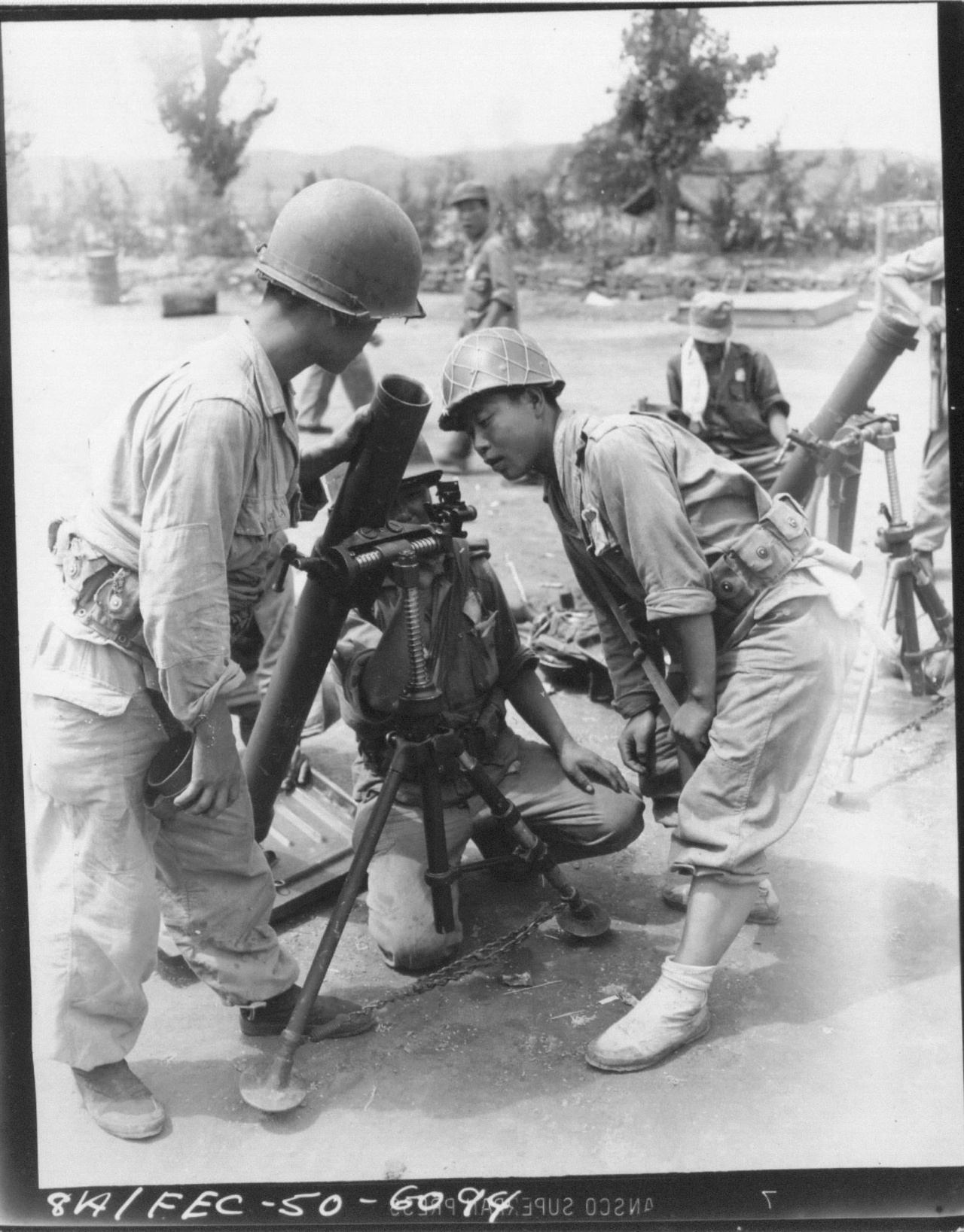 1950. 8. 13. 국군 훈련병들이 박격포 조준 연습을 하고 있다.