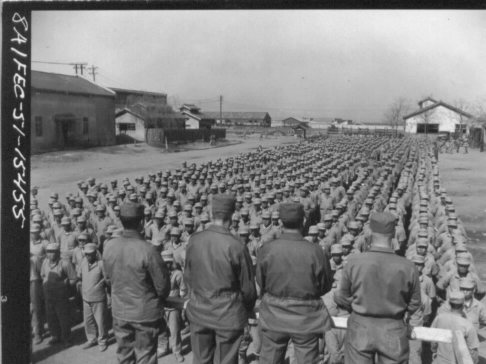 1951. 5. 15. 대구 근교 훈련소에서 신병교육 수료식을 거행하고 있다.