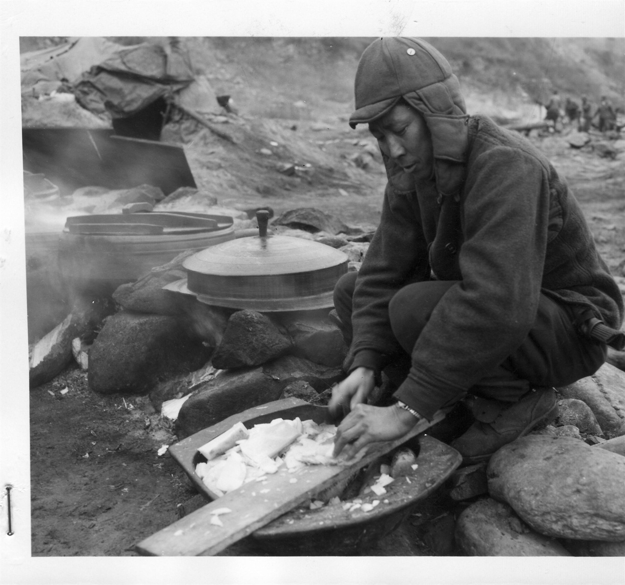 1952. 3. 3. 국군 취사병이 야전에서 밥을 짓고 있다.