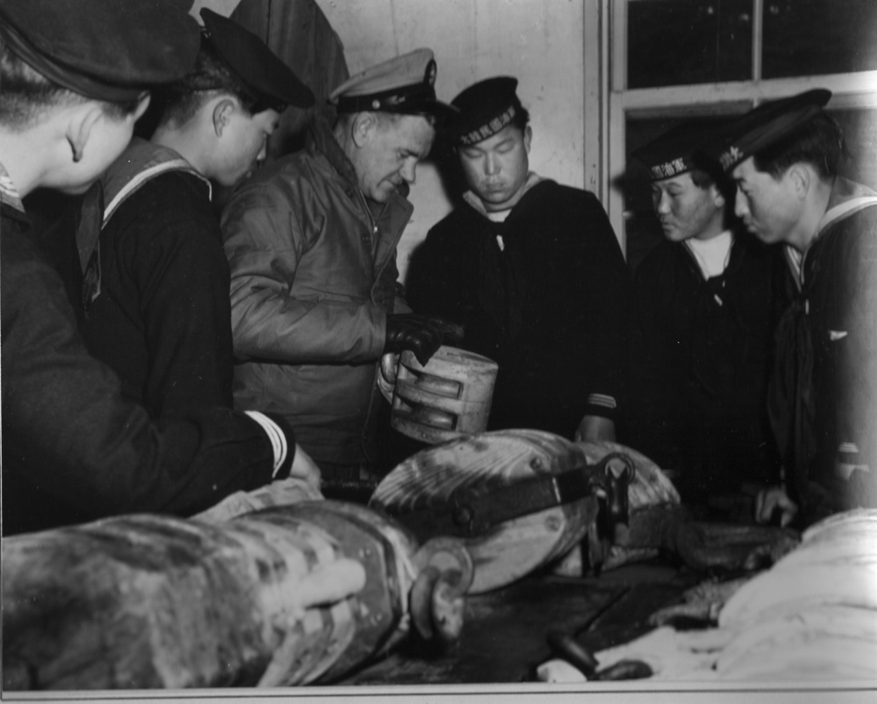 1952. 2. 27. 미 해군 교관이 진해 해군사관학교 생도들을 교육하고 있다.