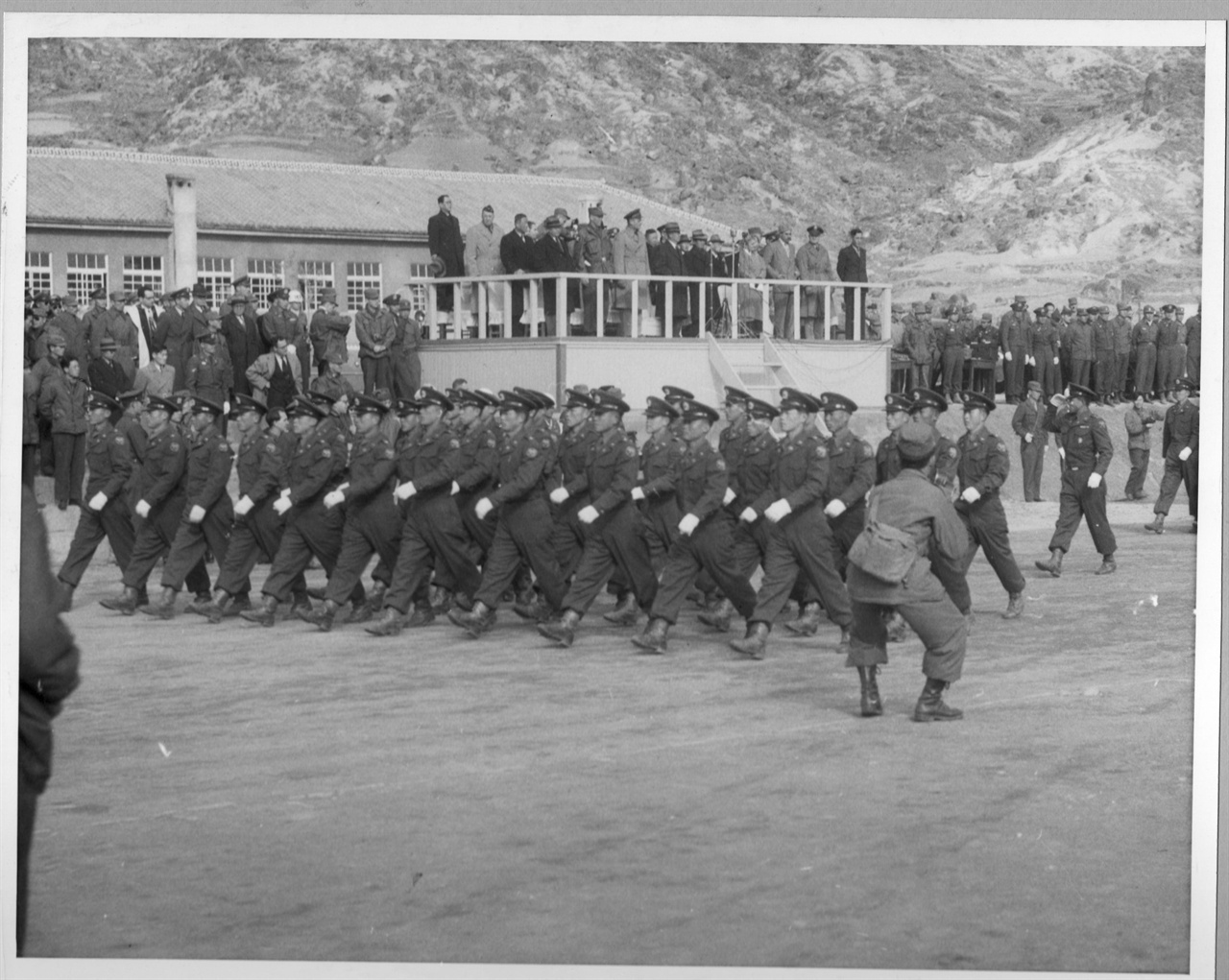 1952. 1. 진해, 이승만 대통령을 비롯한 한미 수뇌부가 해군사관학교 교육생들을 사열하고 있다.