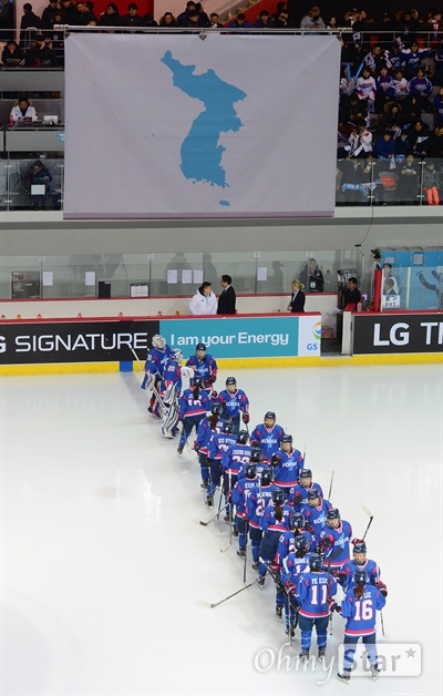 남북 여자 아이스하키 단일팀이 4일 오후 인천 선학링크에서 스웨덴과 첫 평가전을 벌였다. 경기에 앞서 한반도기(단일기)가 게양된 가운데 단일팀 국가로 아리랑이 울려퍼졌다.