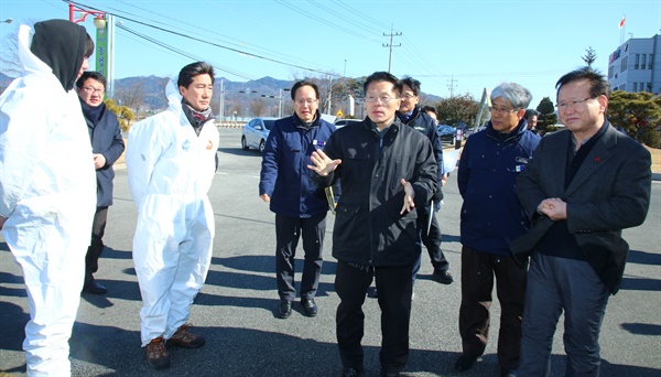  함경호 경남지사 권한대행은 4일 AI거점소독시설인 거창군 농업기술센터와 통제초소를 방문했다.