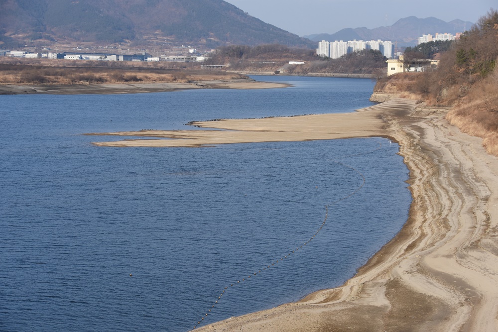  합천보의 수문이 열리면서 강 가운데 모래톱이 드러난 등 가시적인 변화가 이루어지고 있다. 하지만 드러난 모래톱은 새 발의 피다. 건너 둔치의 모래가 다시 강으로 들어가 자연스러운 생태적 연결이 이루어져야 한다. 