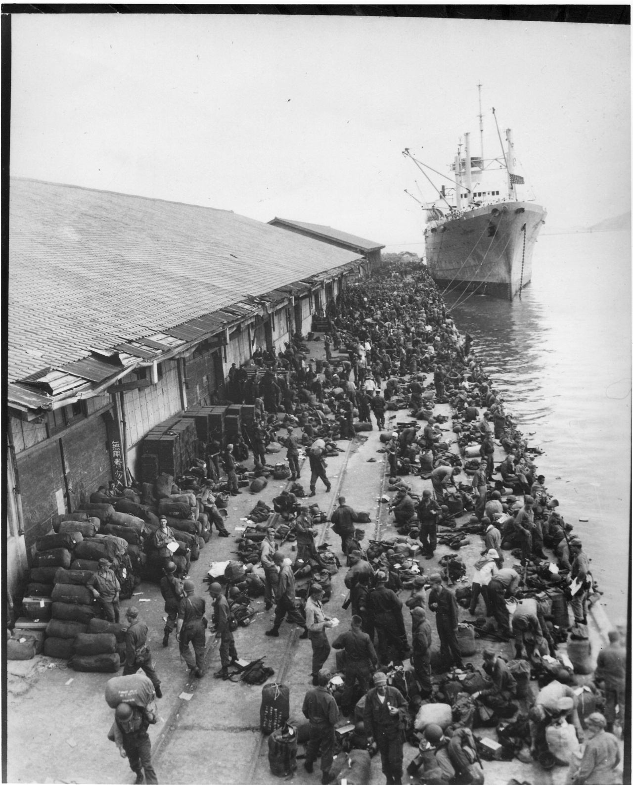 1950. 8. 6. 유엔군(미군) 병사들이 부산항 부두에 내려 전선으로 떠날 차비를 차리고 있다.