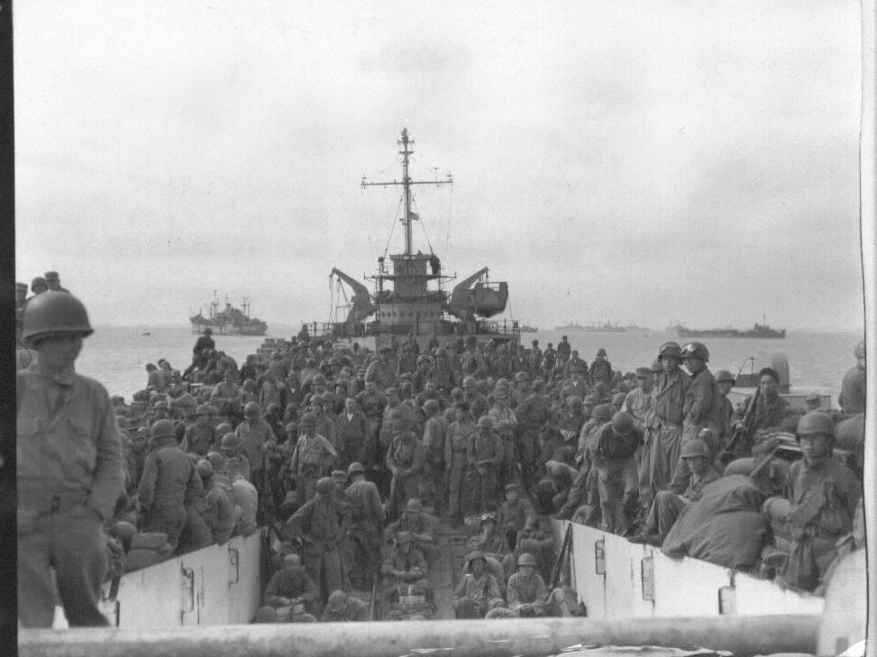 1950. 9. 18. 유엔군 병사들이 인천에 상륙하기 위해 전함에서 대기하고 있다. 