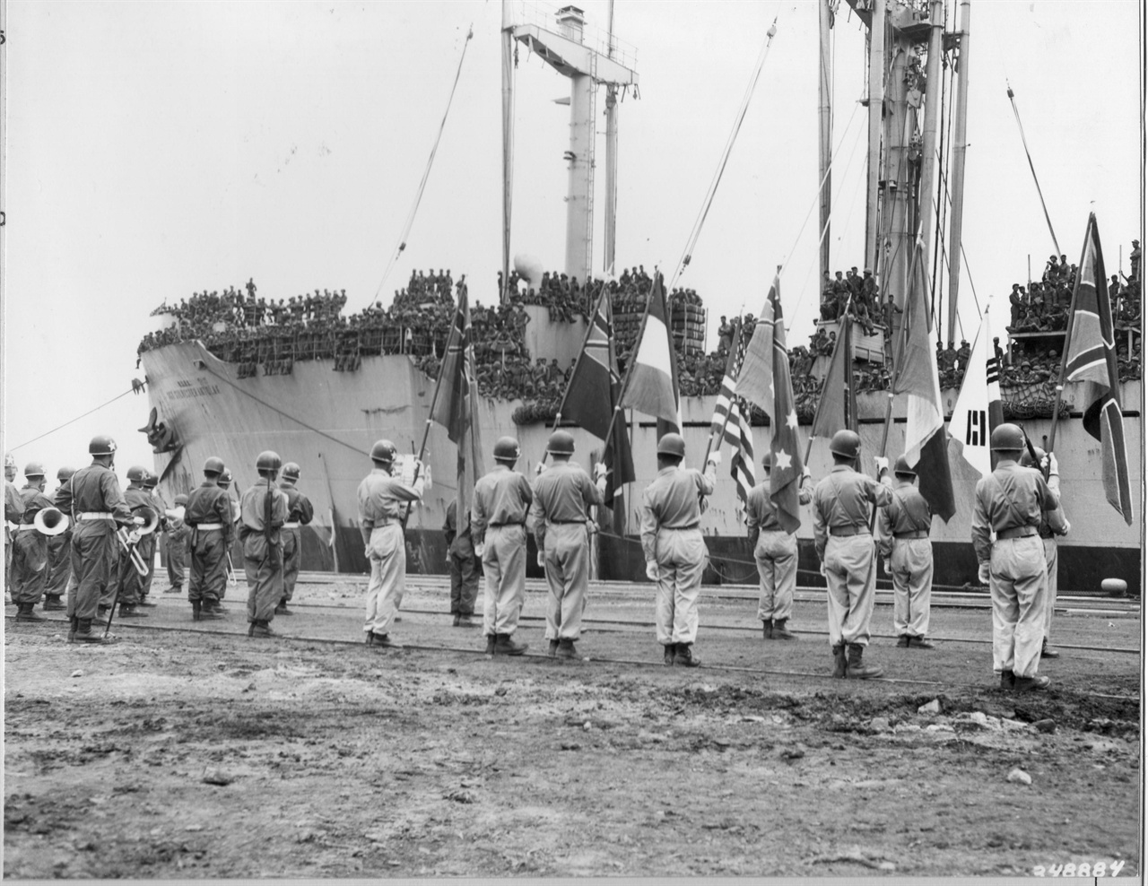 1950. 9. 20. 부산. 한국전에 참전하는 유엔군 병력을 태운 군함이 부산항에 입항하자
이들의 환영식을 거행하고 있다.