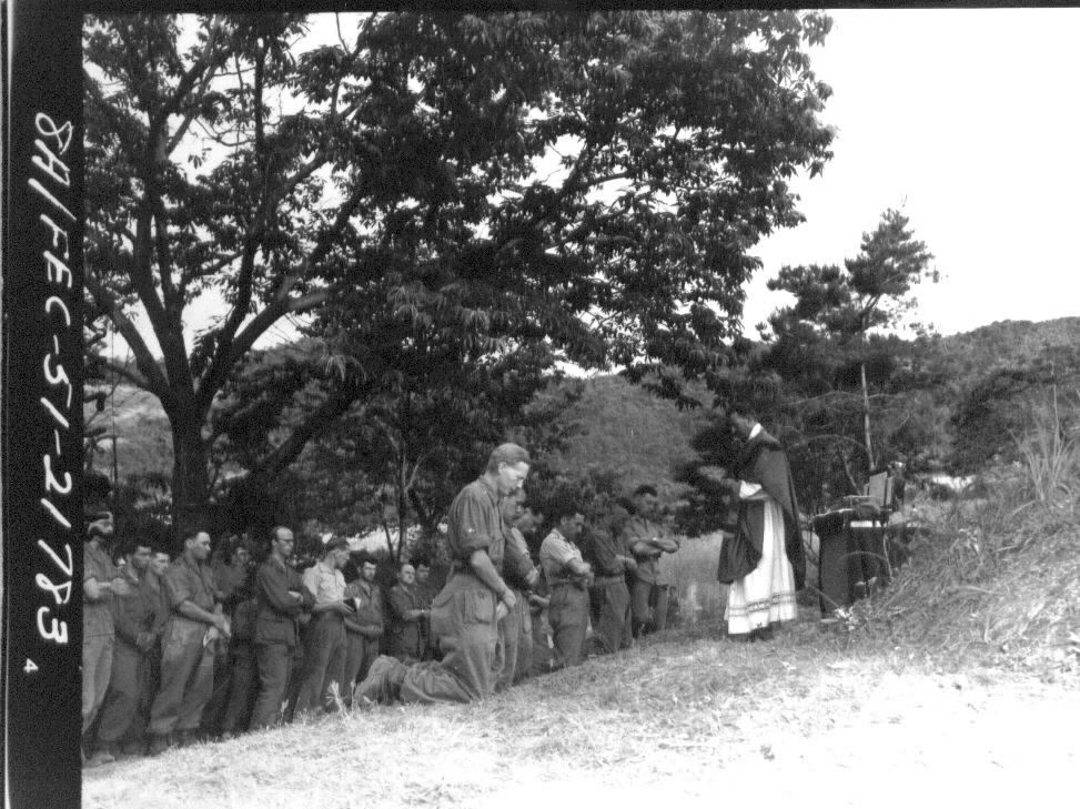 1951. 6. 21. 유엔군들이 임진강변에서 예배를 보고 있다.