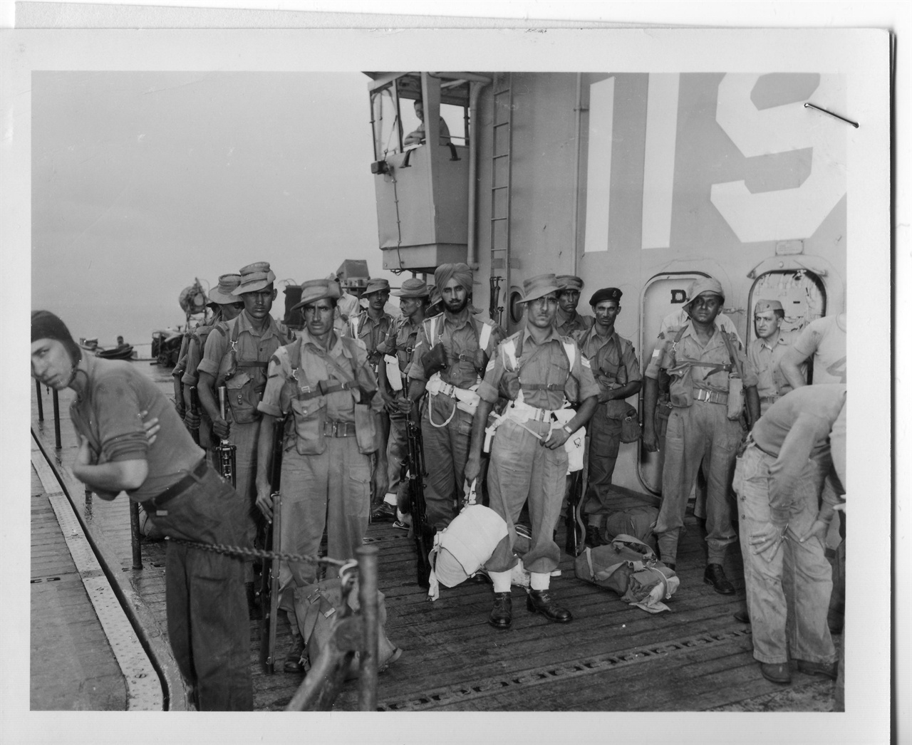 1953. 9. 3. 정전협정에 따라 유엔 중립국감시위원단으로 한국에 온 인도병사들이 배에서 내리고 있다.