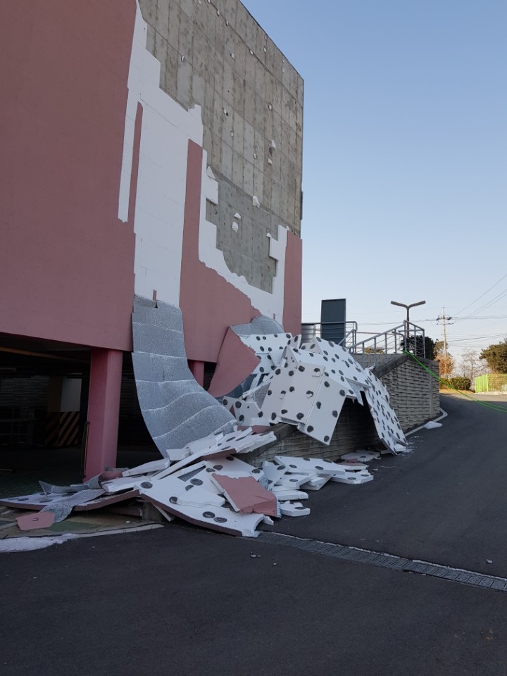 사용된지 5년이 채 되지 않은 신평문화스포츠센터가 한파로 추정되는원인에 의해 외벽이 붕괴됐다.