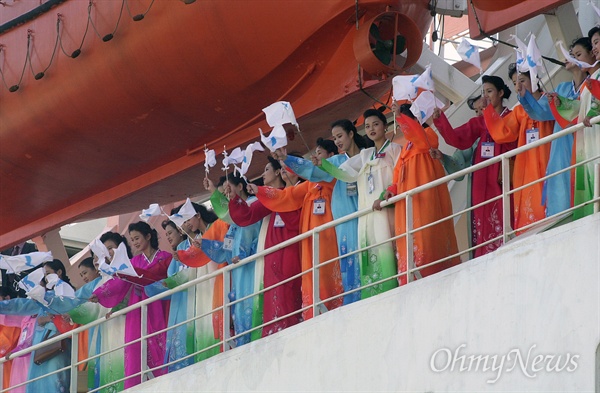 지난 2002년 9월 28일 부산아시아경기대회에 참석하는 북측응원단이 만경봉92호를 타고 부산 다대포항을 통해 도착하고 있다.