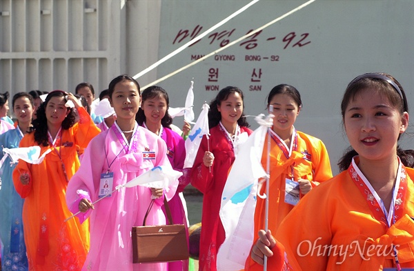 지난 2002년 9월 28일 부산아시아경기대회에 참석하는 북측응원단이 만경봉92호를 타고 부산 다대포항을 통해 도착하고 있다.