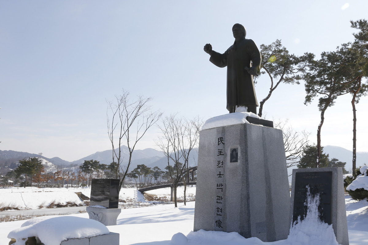 박관현 열사 동상. 박관현 열사는 1980년 5·18광주민중항쟁을 이끌었던 인물이다. 동상은 열사의 고향, 영광군 불갑면에 세워져 있다.