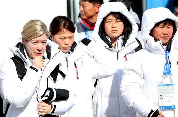 훈련장 가는 남북 단일팀 2018 평창동계올림픽 여자 아이스하키 남북 단일팀이 5일 오전 훈련을 위해 강릉 선수촌을 나서고 있다.