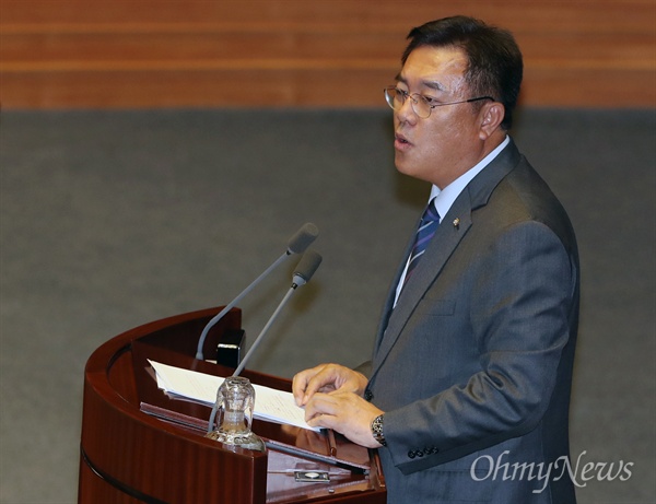 정진석 자유한국당 의원이 5일 오후 서울 여의도 국회 본회의장에서 열린 정치·외교·통일·안보 분야 대정부질문에서 질의하고 있다. 