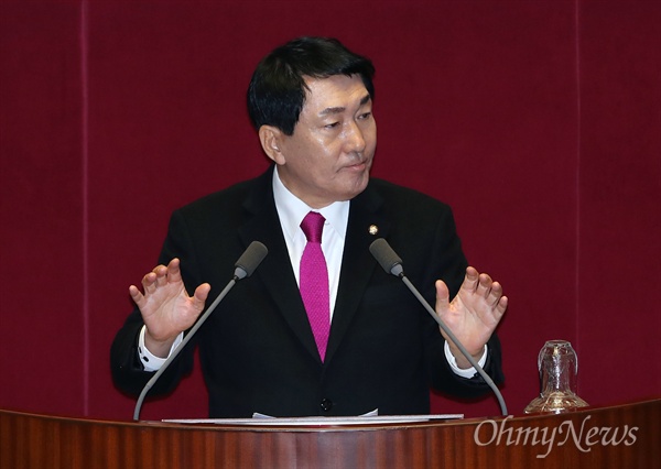 안상수 자유한국당 의원이 5일 오후 서울 여의도 국회 본회의장에서 열린 정치·외교·통일·안보 분야 대정부질문에서 질의하고 있다. 