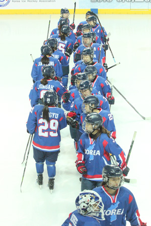  여자아이스하키 남북단일팀 선수들이 경기장 안으로 들어섰다.