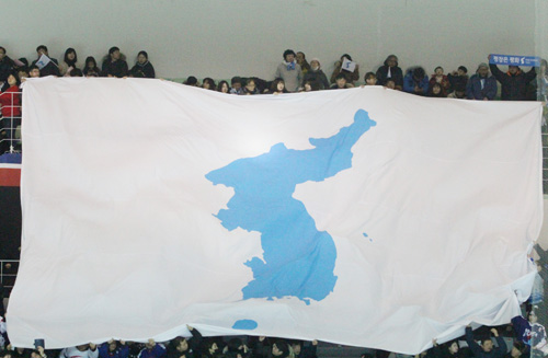 남북단일팀을 응원하기 위해 모인 관중들이 한반도기를 펼치고 있다.