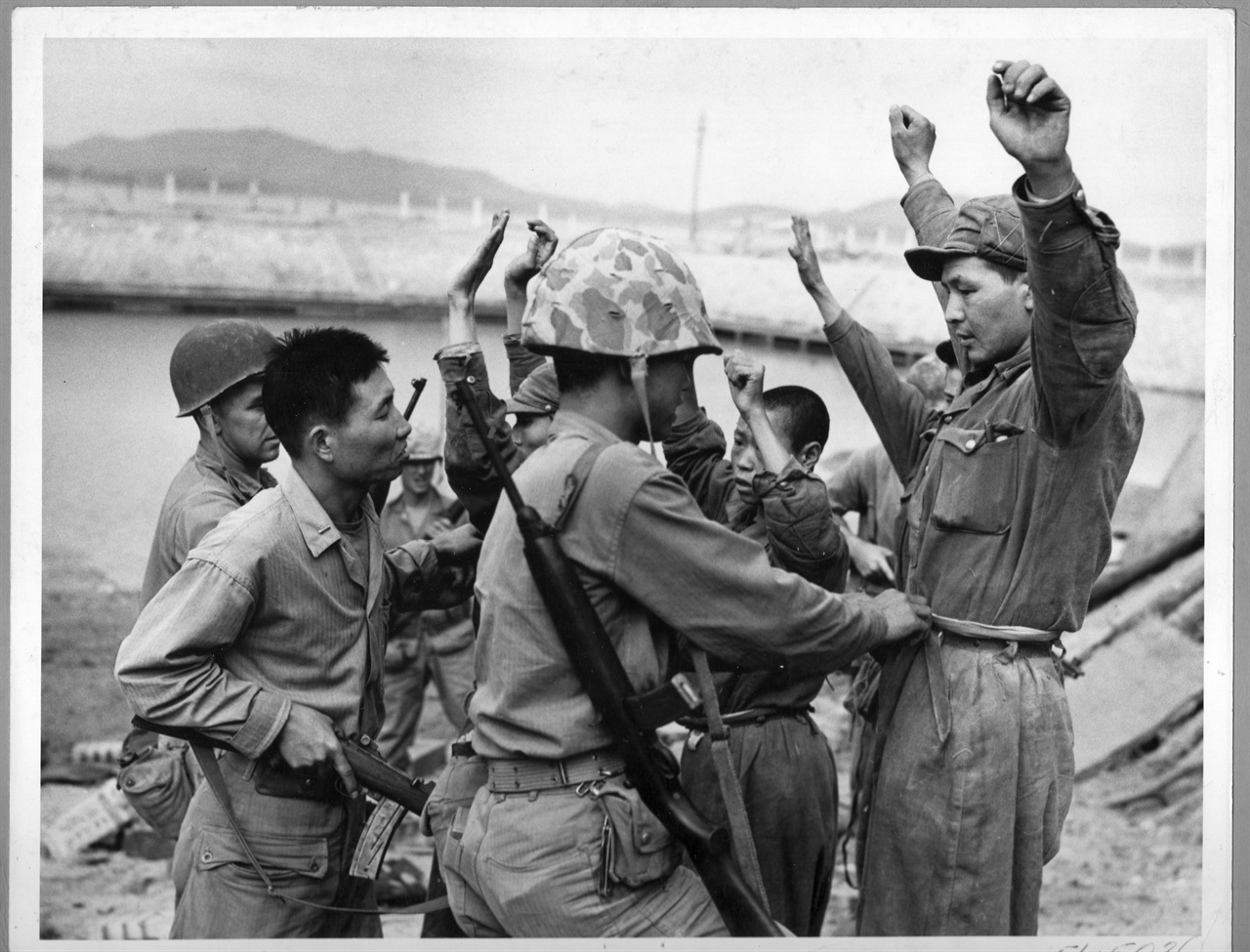 1950. 9. 인천, 인천상륙작전 후 유엔군에게 생포된 인민군들.