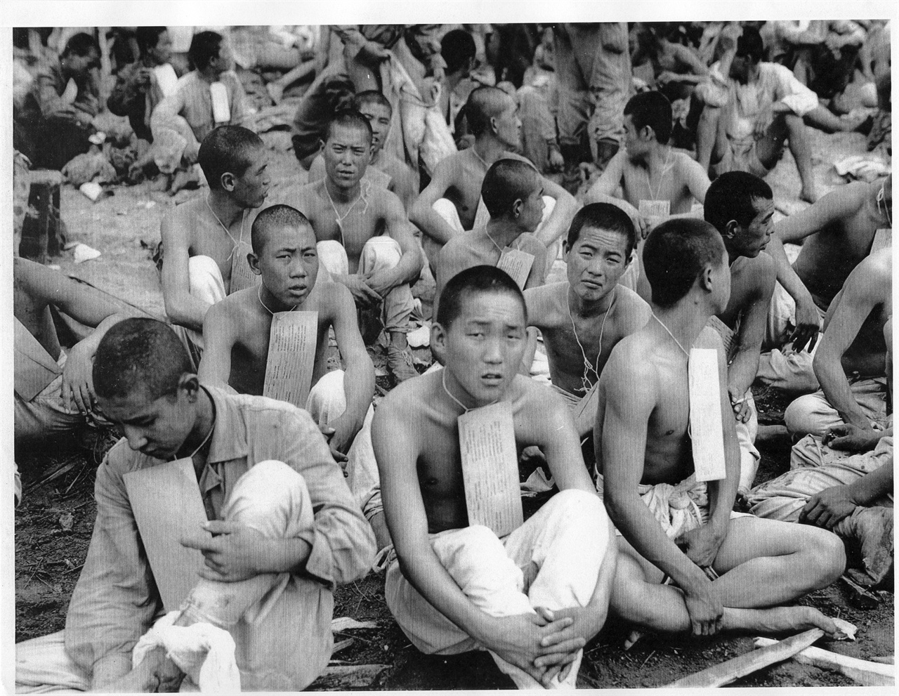 1950. 10. 2. 인천, 포로로 잡힌 인민군들. 수용소 입소 전 인적사항을 목에 걸고 있다. 