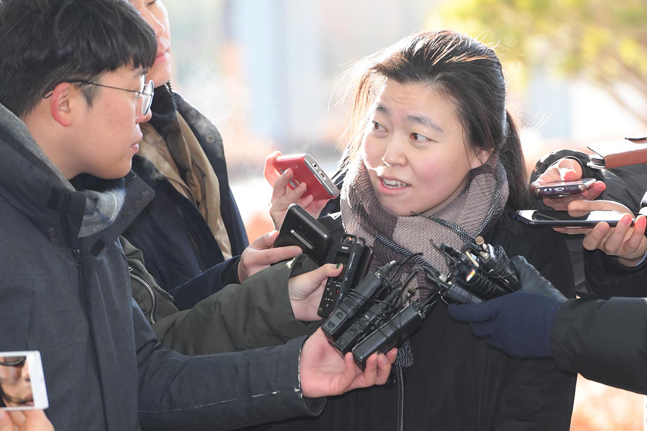 '검찰 내 성추행 피해 은폐 의혹' 등을 공론화한 서울북부지방검찰청의 임은정 검사가 참고인 진술을 위해 6일 오전 '성추행 사건 진상규명 및 피해회복 조사단’이 꾸려져 있는 서울 송파구 문정동 동부지방검찰청에 출석하며 취재진의 질문에 답하고 있다. 2018.02.06