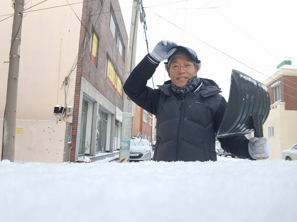 광주지방기상청에 따르면 6일 오전 9시 기준  목포가 17.9㎝로 최고 적설량을 기록했다. 폭설과 한파에도 시민들의 삶은 계속된다. 연일 제설작업에 나선 한 자원봉사자가 포즈를 취했다.