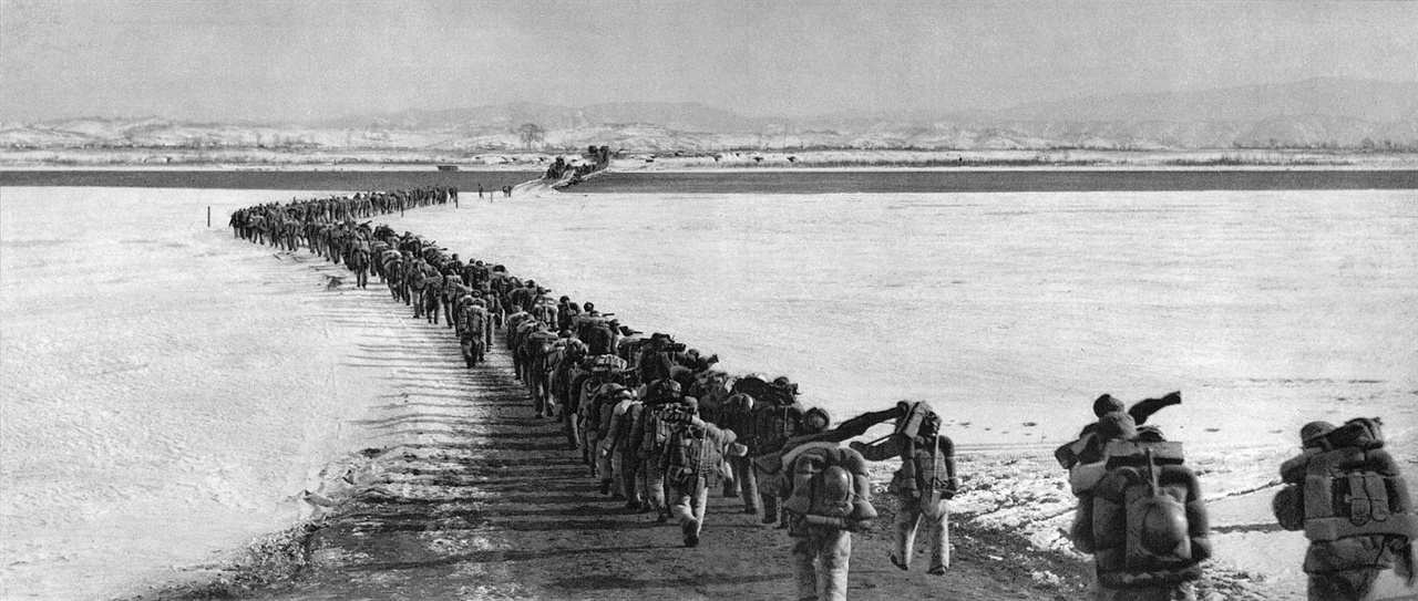 중국지원군이 한국전쟁에 참전하고자 눈으로 덮인 압록강을 건너고 있다.