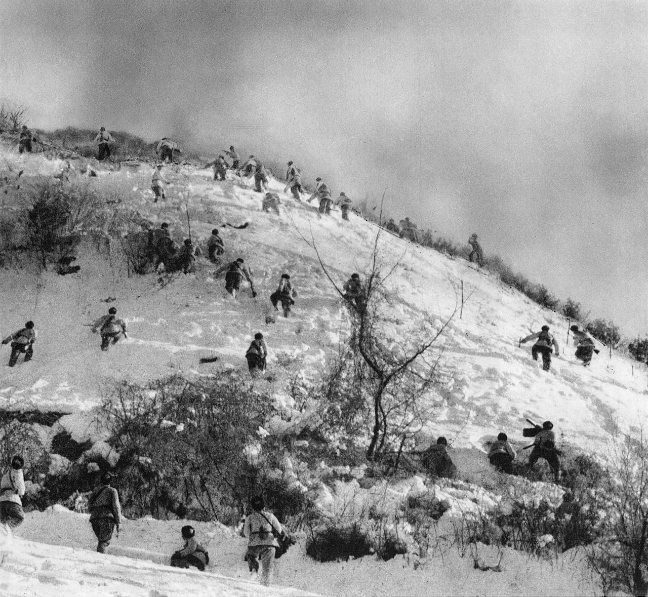 1950. 11. 중국 지원군이 개천지구에서 유엔군을 공격하고자 눈 쌓인 산을 벌떼처럼 오르고 있다. 
