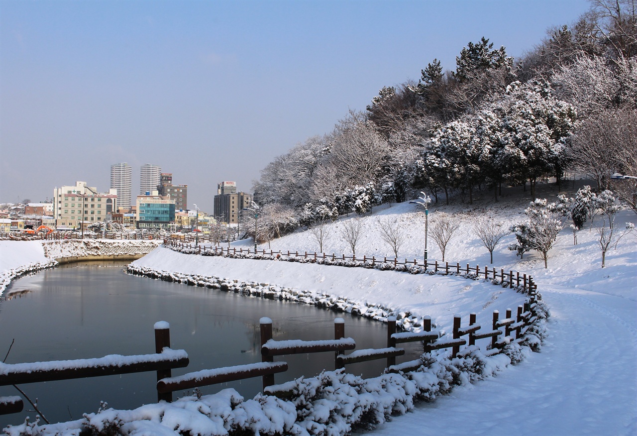 김대중 노벨 평화상 기념관  삼학도에 위치한 김대중 노벨평화상 기념관 가는 길목입니다. 먼저 이 길을 찾은 분들이 있었는지, 여러 발자국들이 보였습니다. 평생 남북통일을 위해 애쓴 그 분의 발걸음이 오늘 우리에게 귀한 이정표가 되었으면 하는 바람입니다. 평창 올림픽을 통해서 남북이 좋은 화합의 계기가 되었으면 더욱 좋겠구요.