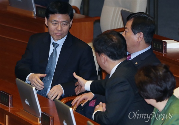 자유한국당 최교일 의원이 지난 2월 6일 오후 서울 여의도 국회 본회의장에서 민경욱 의원 등 동료의원들과 인사하고 있다.