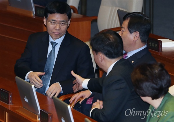  자유한국당 최교일 의원이 지난 2월 6일 오후 서울 여의도 국회 본회의장에서 민경욱 의원 등 동료의원들과 인사하고 있다.