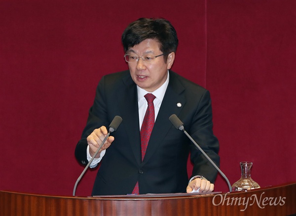 이종구 자유한국당 의원이 6일 오후 서울 여의도 국회 본회의장에서 열린 경제분야 대정부질문에 나서 질의하고 있다. 