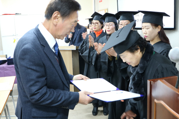 6일 오후 2시 울산시민학교에서 열린 '제 1회 초등학력인정문해학습자 졸업식'에서 김동영 교장이 학생들에게 졸업장을 수여하고 있다. 