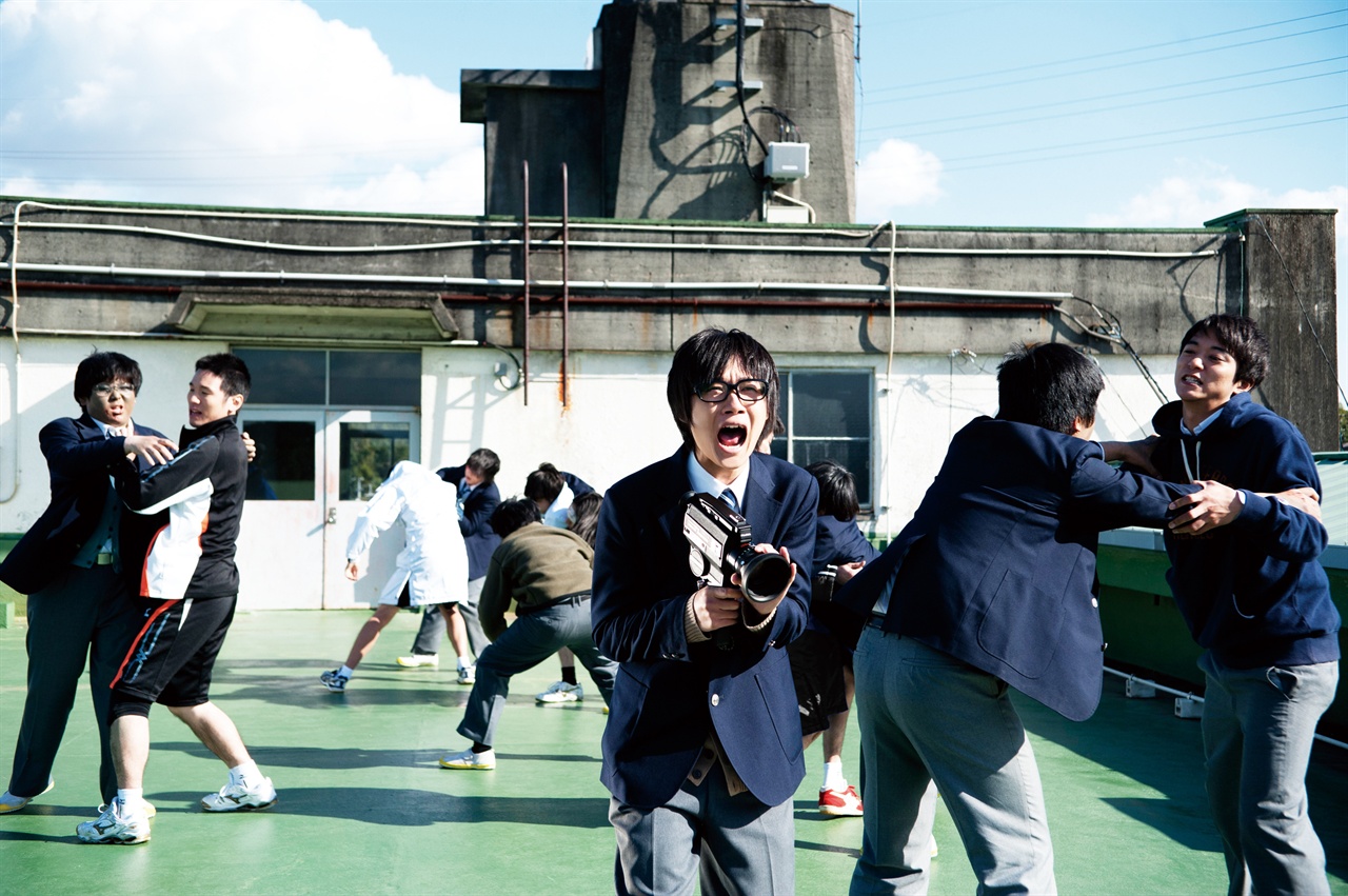 키리시마가 동아리활동 그만둔대 옥상에서 싸우는 동시에 촬영 중인 학생들. 가운데는 료야역을 맡은 카미키 류노스케