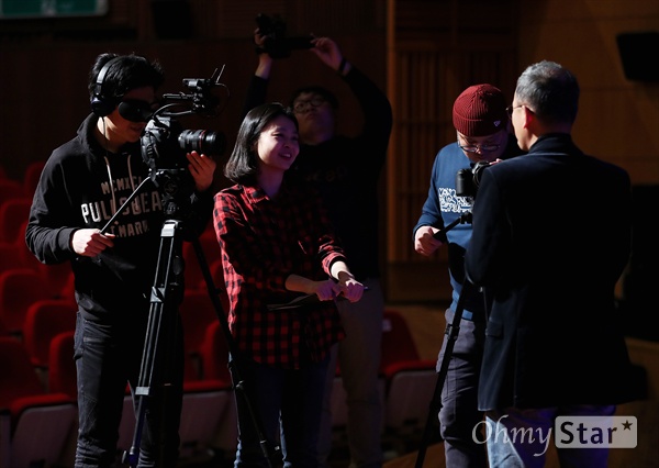 '세상을 바꾸는 시간 15분' 리허설 6일 오후 서울 목동KT 체임버홀에서 진행된 CBS TV <세상을 바꾸는 시간 15분> 공개강연회에서 '매일 아침 써봤니?'의 저자인 김민식 MBC PD와 스태프들이 리허설을 하고 있다.