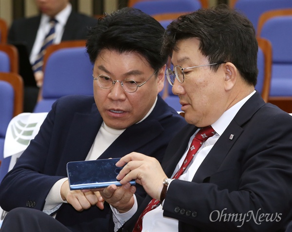 자유한국당 권성동(오른쪽), 장제원 의원이 지난 7일 오전 국회 본관에서 열린 의원총회에서 이야기 나누고 있다. 