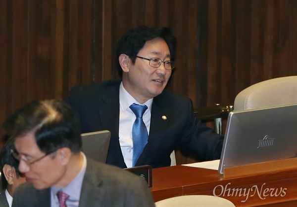 박범계, 권성동에 "사퇴하세요" 강원랜드 채용비리 수사 외압 행사 의혹에 연루된 권성동 자유한국당 의원이 7일 오후 서울 여의도 국회 본회의장에서 교육·사회·문화 분야 대정부질문에 나서자, 박범계 더불어민주당 의원이 권 의원을 향해 "(법사위원장) 사퇴하세요"라고 외치고 있다. 