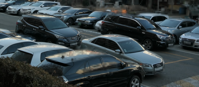 서울 압구정동 구현대아파트의 어느 주차장에 수십대의 차들이 서 있다. 차를 세울 공간이 부족해 한낮에도 이중주차한 차량이 여러 대 눈에 띄었다.