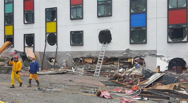 지난 6일 밤 대만 동부 화롄현에서 규모 6.0의 강진이 발생해 사망 2명, 실종 177명의 인명피해가 속출했다. 지진 충격으로 붕괴해 폐허처럼 변한 화롄현 시내 마샬호텔에서 소방대가 수색 구조작업을 벌이고 있다.