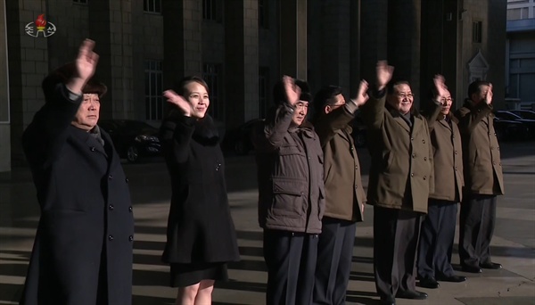 북한 조선중앙TV는 6일 오후 5시 30분께 남쪽을 방문하는 북한 예술단이 전날 평양을 출발하는 모습의 영상을 공개했다. 사진은 김정은 노동당 위원장의 여동생인 김여정 당 부부장(왼쪽에서 두 번째)이 손을 흔들며 예술단을 배웅하는 모습