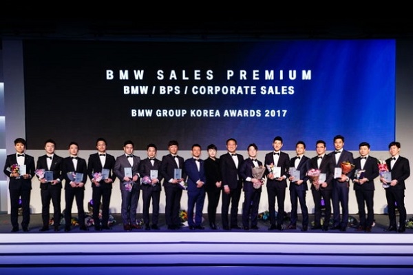 베엠베(BMW) 그룹 코리아 어워드 2017 지난해 3월 BMW 그룹 코리아가 우수직원 및 지점 시상식을 열었다. 세일즈, 서비스 등 각 분야에서 우수직원으로 선정된 딜러사의 직원들이 사진을 찍고 있다.  