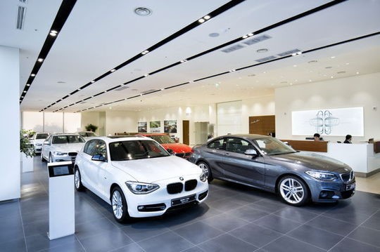 BMW 코리아 공식 딜러사의 전시장에 차량들이 전시돼 있다. 