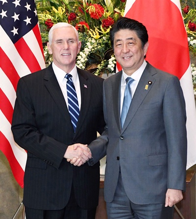 아베 신조(安倍晋三) 일본 총리가 7일 오후 총리관저에서 마이크 펜스(왼쪽) 미국 부통령과 회담을 하기에 앞서 악수를 하고 있다.