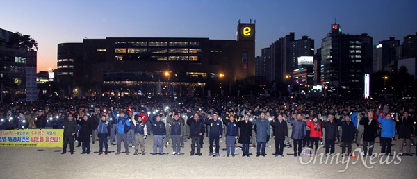 "중형조선소 살리기 도민 결의대회"가 7일 저녁 창원광장에서 열렸다.