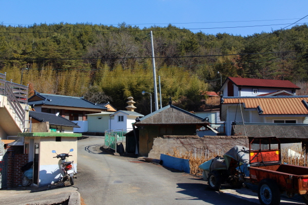 경남 진주시 수곡면 효산마을 주택 사이로 우뚝 솟은 ‘묘엄사지 3층 석탑’