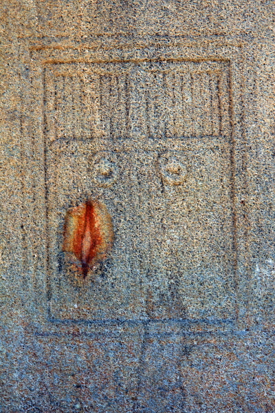 경남 진주시 수곡면 효자리에 있는 고려 시대 ‘묘엄사지 3층 석탑’에 새겨진 문비(門扉)