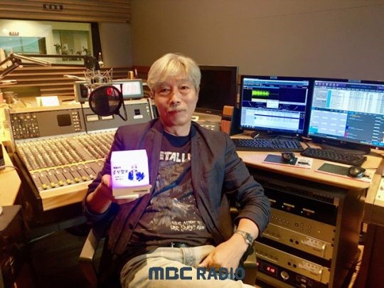  지난 1990년 이래 28년간 저녁 시간대를 책임지고 있는 MBC FM4U의 간판 프로그램 < 배철수의 음악캠프>.