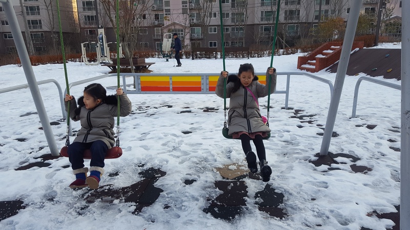 큰 애가 10살, 동생이 5살이다. 할아버지 생일이라고 밤 새워 선물을 만들었다. 눈 오는 날에도 놀이터에 가자고 보챈다. 마음껏 뛰놀고 활기차게 성장하기를 기대한다.