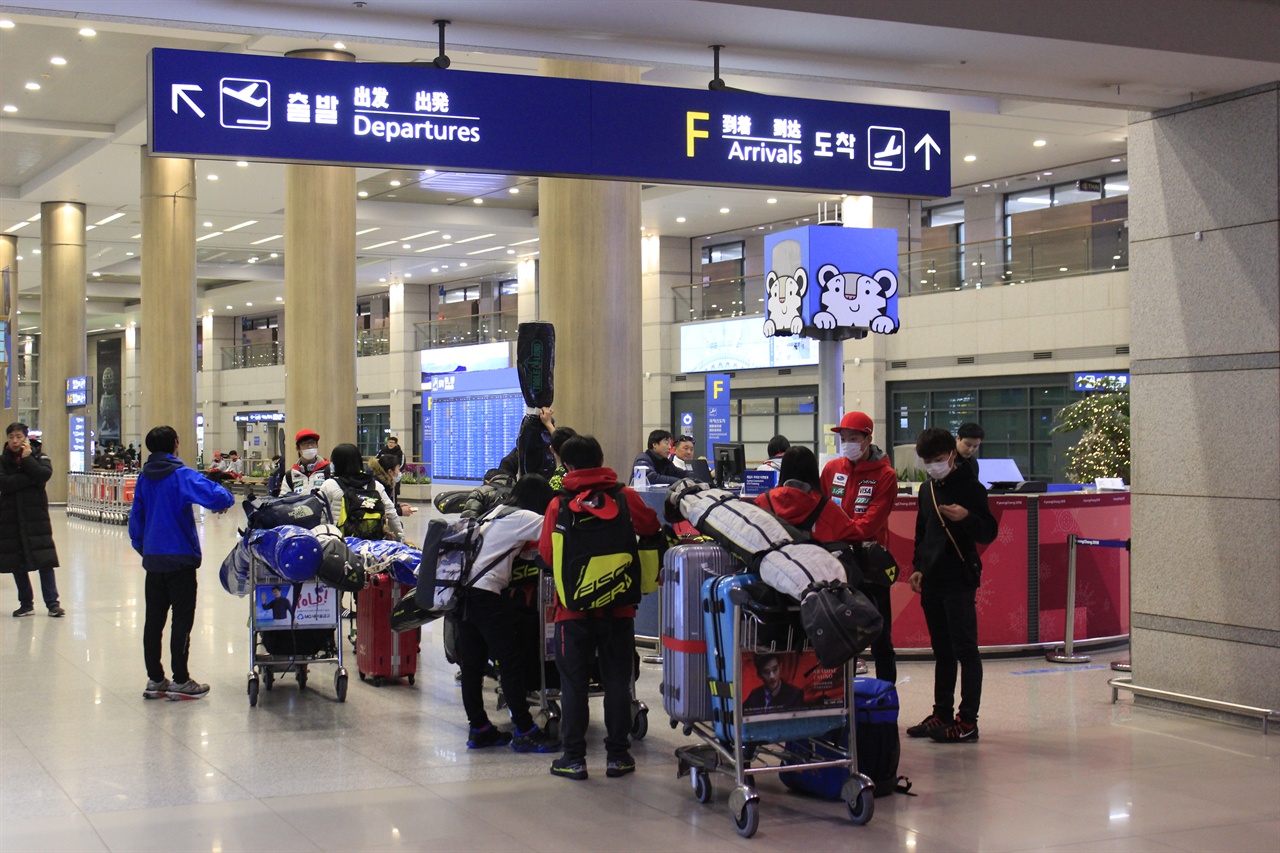  인천국제공항 제1여객터미널에 마련된 '게임즈 커넥션'에서 올림픽 참가 선수들이 수송 안내를 받고 있다.