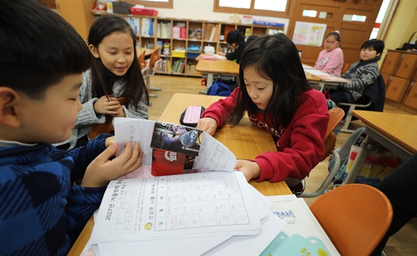 1월 24일 겨울방학을 마치고 개학 한 옥수초등학교 2학년 교실에서 학생들이 대화하고 있다.